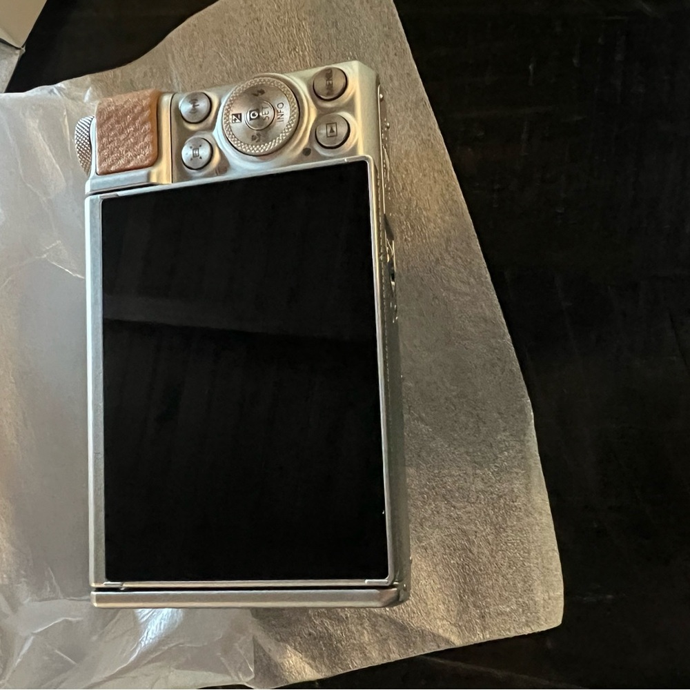 Canon SX740 HS Silver Digital Camera - Picture 10 of 16